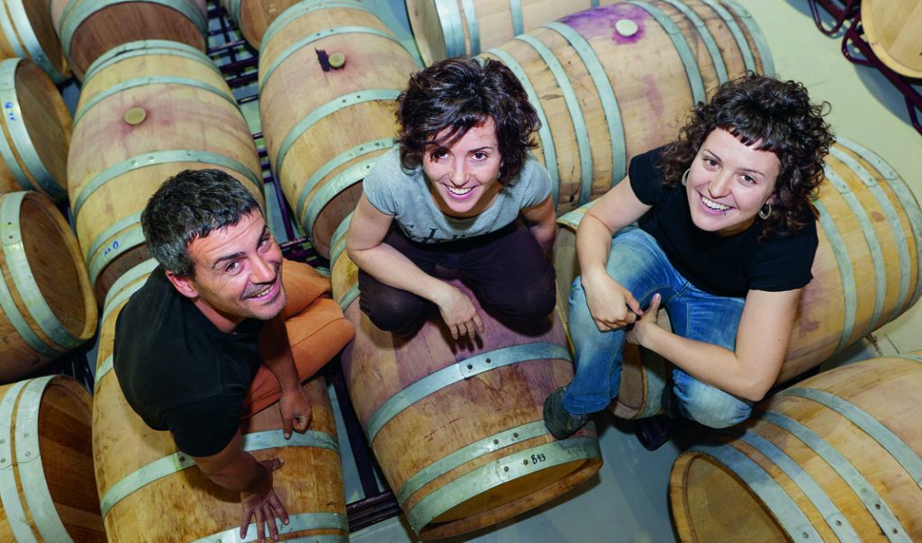 Seit dem Tod von Bodega-Gründer Máximo Abete leiten die Töchter Maria Abete (Mitte) und Yoanna Abete mit ihrem Mann Juanma Priego das Navarra-Weingut.