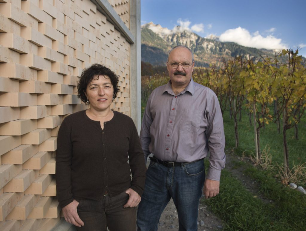 Weinbau am Fusse des Gebirges: Martha und Daniel Gantenbein. (Foto: Hans-Peter Siffert weinweltfoto.ch)
